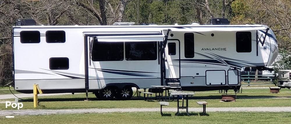 2022 Keystone Avalanche M-390 DS - Used Fifth Wheel For Sale by Pop RVs in Coventry, Connecticut features Slideout