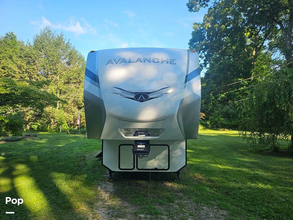 2022 Keystone Avalanche 390 DS - Used Fifth Wheel For Sale by Pop RVs in Coventry, Connecticut features Leveling Jacks, Awning, Slideout, Generator, Air Conditioning