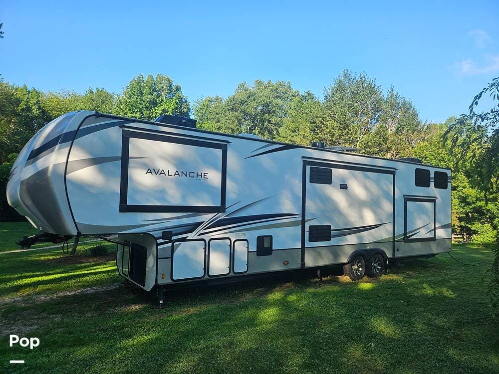 2022 Keystone Avalanche 390DS - Used Fifth Wheel For Sale by Pop RVs in Coventry, Connecticut features Air Conditioning, Slideout, Awning, Leveling Jacks