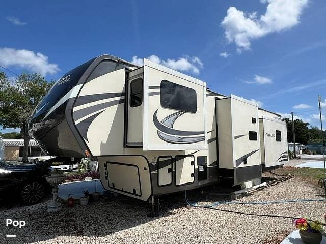 2019 Vanleigh Vilano 375FL - Used Fifth Wheel For Sale by Pop RVs in Lakeland, Florida features Slideout