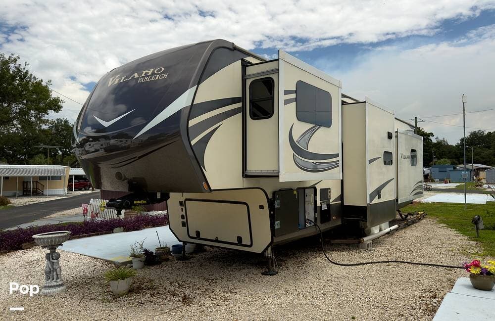 2019 Vanleigh Vilano 375FL - Used Fifth Wheel For Sale by Pop RVs in Lakeland, Florida features Awning, Air Conditioning, Leveling Jacks, Slideout