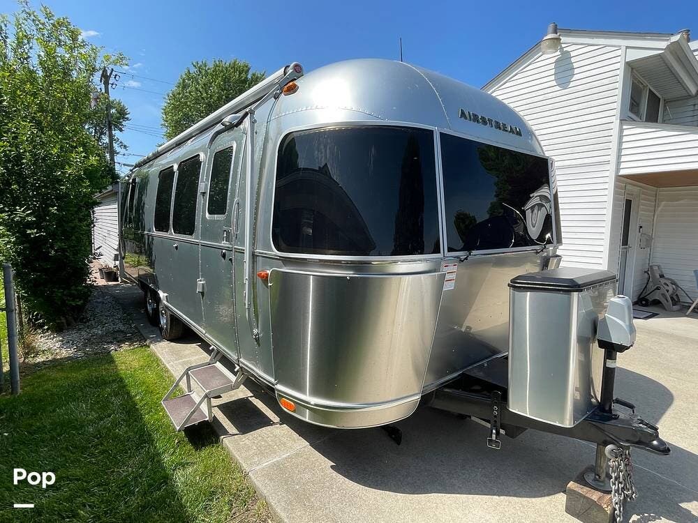 2017 Airstream International 28RB - Used Travel Trailer For Sale by Pop RVs in Saint Clair Shores, Michigan features Air Conditioning, Awning