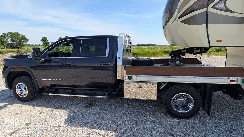 2019 Jayco North Point 385THWS - Used Toy Hauler For Sale by Pop RVs in Cutler, Indiana features Leveling Jacks, Slideout, Awning, Air Conditioning
