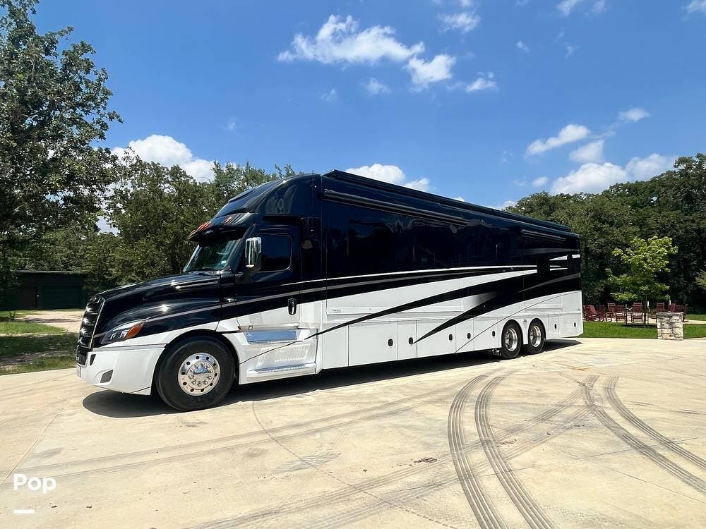 2022 Show Hauler 35KQSSL - Used Super C For Sale by Pop RVs in College Station, Texas features Slideout, Air Conditioning, Leveling Jacks, Generator, Awning