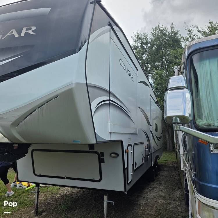 2021 Keystone Cougar 315RLS - Used Fifth Wheel For Sale by Pop RVs in Miami, Florida features Air Conditioning, Leveling Jacks, Slideout, Awning