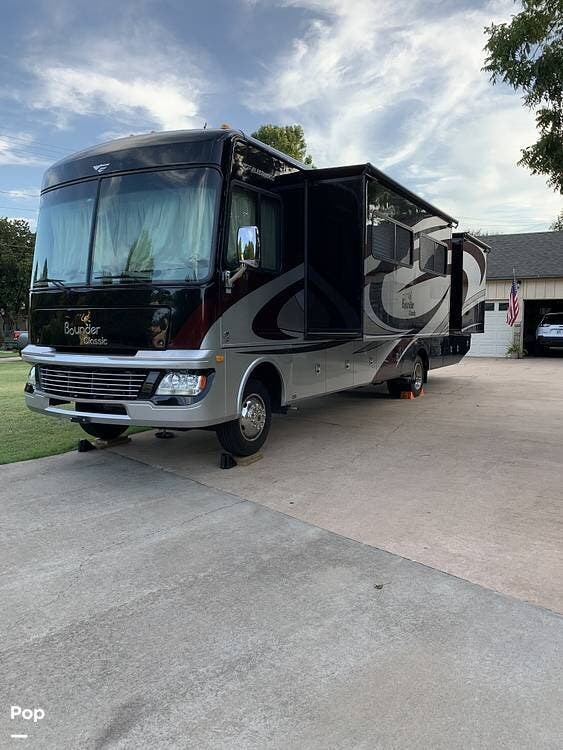 2011 Fleetwood Bounder Classic M-36R Ford - Used Class A For Sale by Pop RVs in Daytona Beach, Florida features Slideout