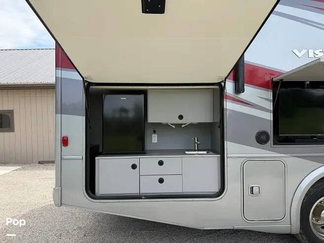 2022 Winnebago Vista 29V - Used Class A For Sale by Pop RVs in Plain City, Ohio features Slideout