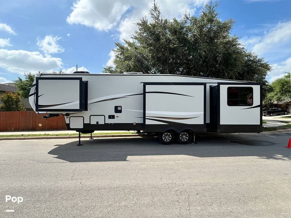 2022 Keystone Sprinter 3530DEN Limited - Used Fifth Wheel For Sale by Pop RVs in New Braunfels, Texas features Leveling Jacks, Slideout, Air Conditioning, Awning