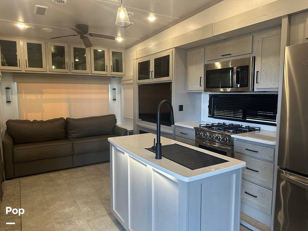 2022 Palomino Columbus C-SERIES 299RLC - Used Fifth Wheel For Sale by Pop RVs in San Antonio, Texas features Slideout, Leveling Jacks, Air Conditioning, Awning