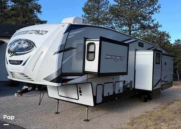 2021 Cherokee Arctic Wolf 3880 Suite - Used Fifth Wheel For Sale by Pop RVs in Colorado Springs, Colorado features Slideout