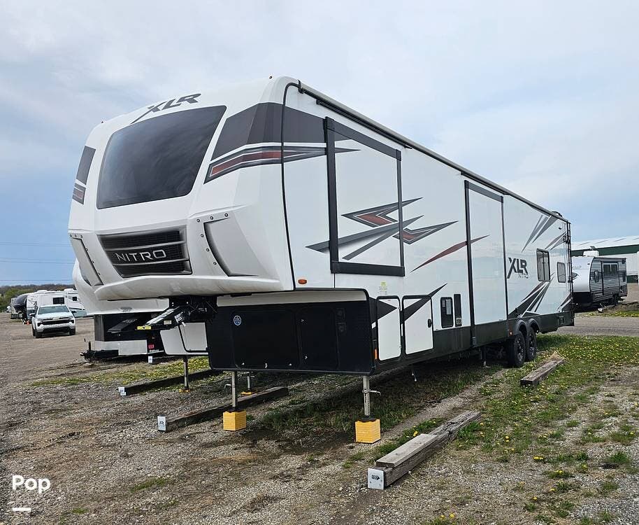 2022 Forest River XLR Nitro 35DK5 - Used Fifth Wheel For Sale by Pop RVs in Warren, Michigan features Slideout