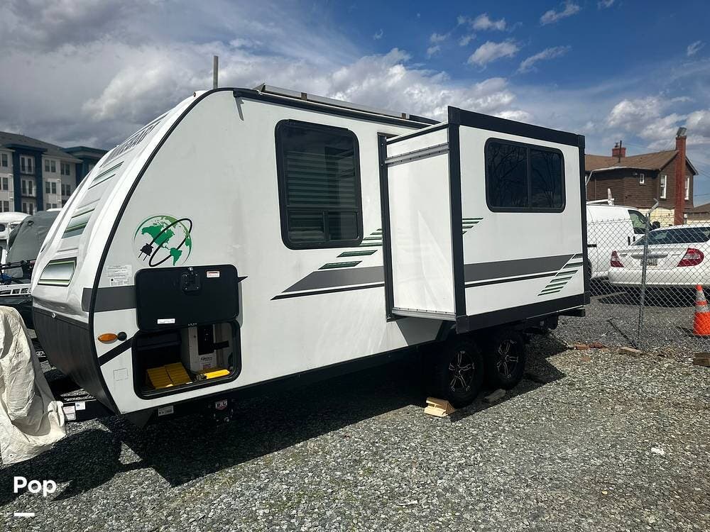 2022 Winnebago Micro Minnie FLX 2108DS - Used Travel Trailer For Sale by Pop RVs in Nanticoke, Maryland features Slideout