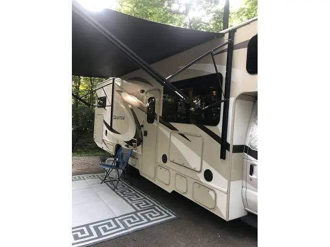 2016 Thor Motor Coach Quantum LF31 - Used Class C For Sale by Pop RVs in Darnestown, Maryland features Slideout