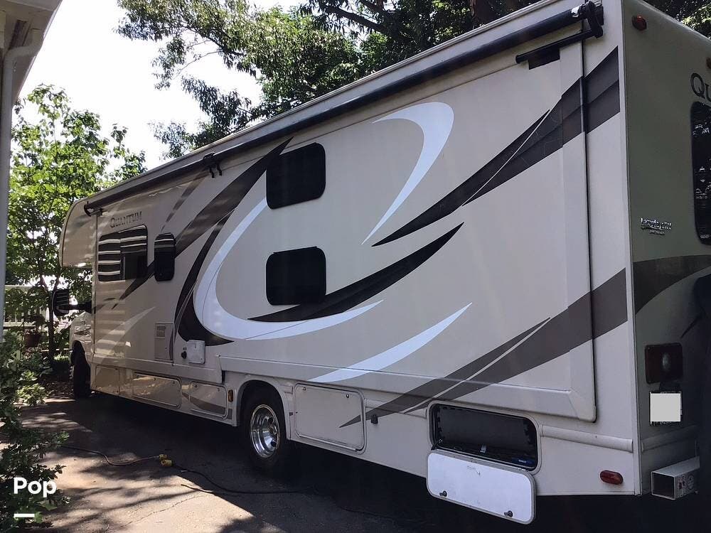 2016 Thor Motor Coach Quantum LF31 - Used Class C For Sale by Pop RVs in Darnestown, Maryland features Leveling Jacks, Awning, Air Conditioning, Slideout, Generator