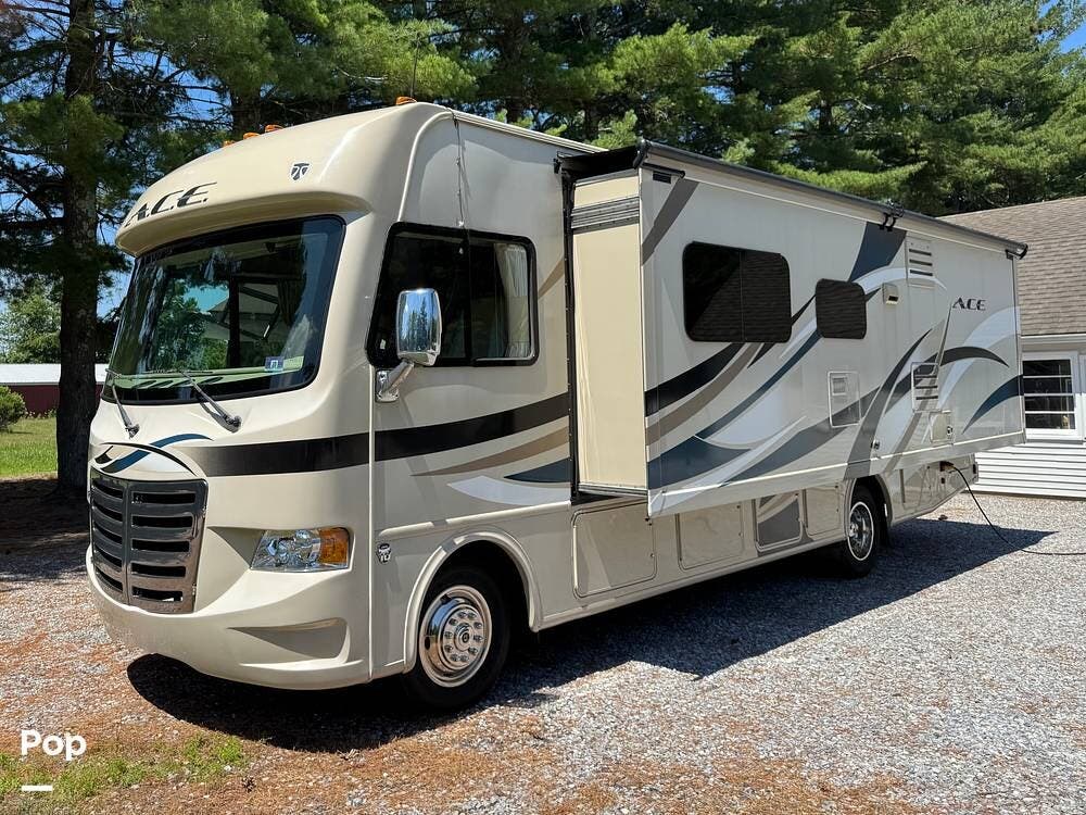 2015 Thor Motor Coach A.C.E. 29.3 - Used Class A For Sale by Pop RVs in Egg Harbor City, New Jersey features Generator, Leveling Jacks, Awning, Slideout, Air Conditioning