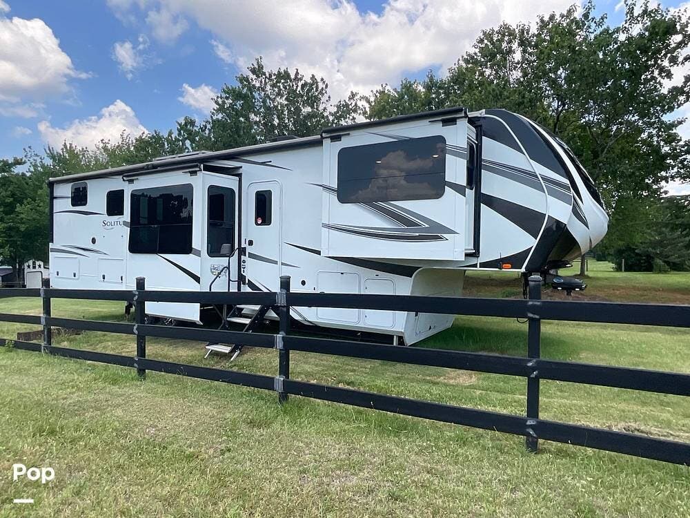 2024 Grand Design Solitude 380FL - Used Fifth Wheel For Sale by Pop RVs in Chesnee, South Carolina features Air Conditioning, Leveling Jacks, Slideout, Awning