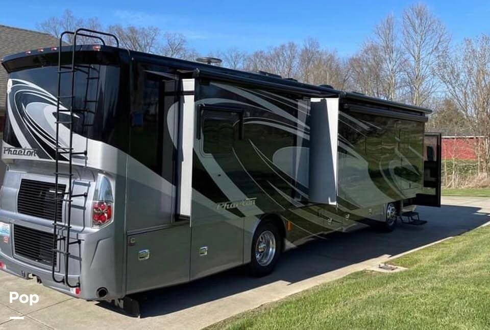 2015 Tiffin Phaeton 36GH - Used Diesel Pusher For Sale by Pop RVs in Louisville, Kentucky features Slideout
