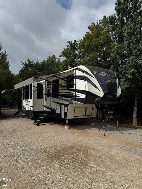 2020 Keystone Keystone 373 - Used Toy Hauler For Sale by Pop RVs in Choctaw, Oklahoma features Slideout
