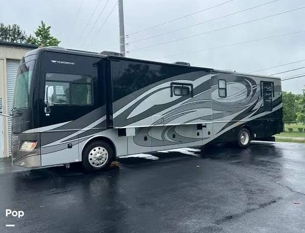 2010 Fleetwood Discovery 40G - Used Diesel Pusher For Sale by Pop RVs in Cumming, Georgia features Slideout