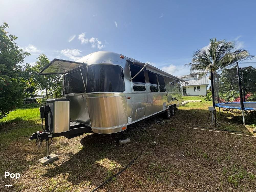 2021 Airstream Flying Cloud 30RB - Used Travel Trailer For Sale by Pop RVs in Miami, Florida features Awning, Air Conditioning, Leveling Jacks