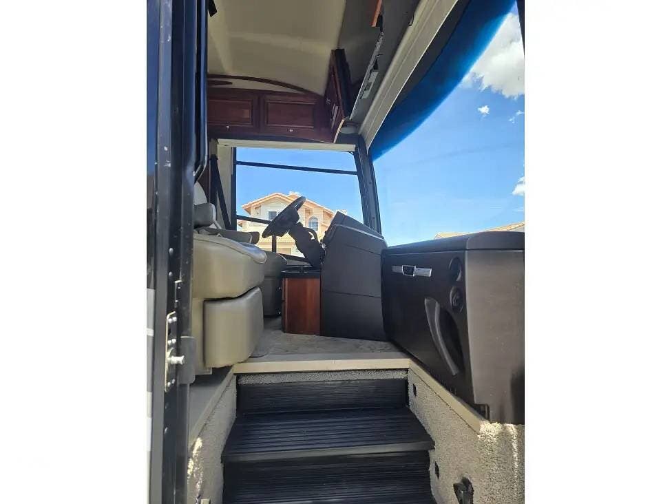 2011 Winnebago Tour 40CD - Used Diesel Pusher For Sale by Pop RVs in Victorville, California features Leveling Jacks, Generator, Air Conditioning, Slideout