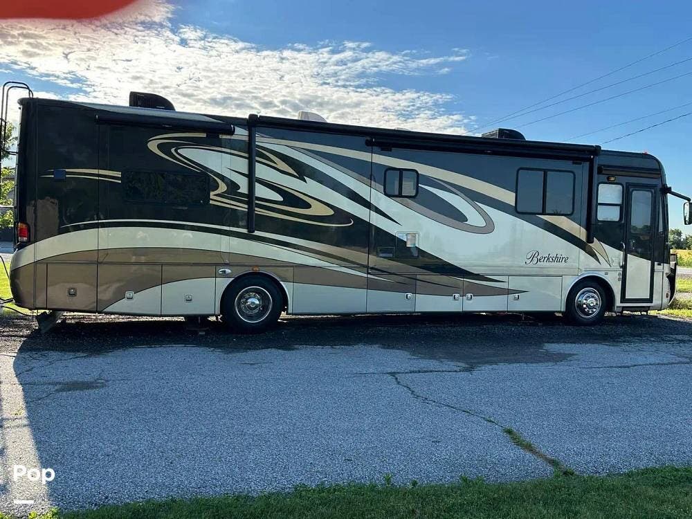 2011 Forest River Berkshire 390QS - Used Diesel Pusher For Sale by Pop RVs in Cottam, Ontario features Slideout