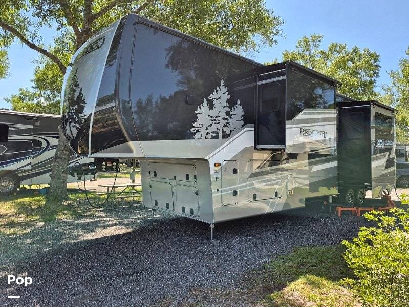 2025 CrossRoads Redwood 401LK - Used Fifth Wheel For Sale by Pop RVs in Paragould, Arkansas features Slideout, Air Conditioning, Leveling Jacks, Awning