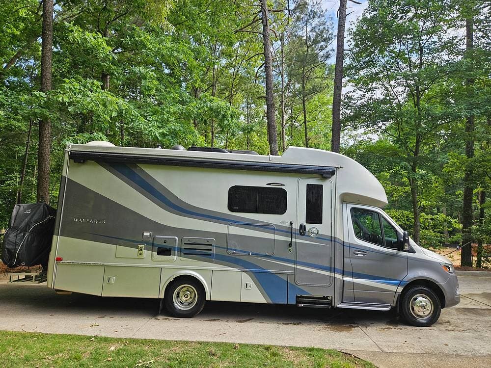 2021 Tiffin Wayfarer 25RW - Used Class C For Sale by Pop RVs in Cumming, Georgia features Slideout