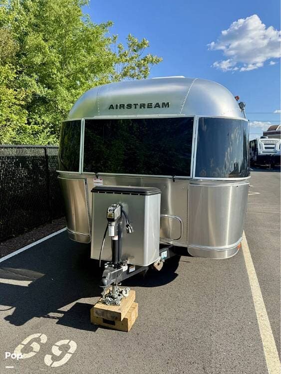 2021 Airstream Flying Cloud 27FB Twin - Used Travel Trailer For Sale by Pop RVs in Haymarket, Virginia