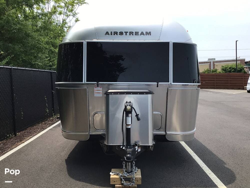 2021 Airstream Flying Cloud 27FB Twin - Used Travel Trailer For Sale by Pop RVs in Haymarket, Virginia features Air Conditioning, Leveling Jacks, Awning