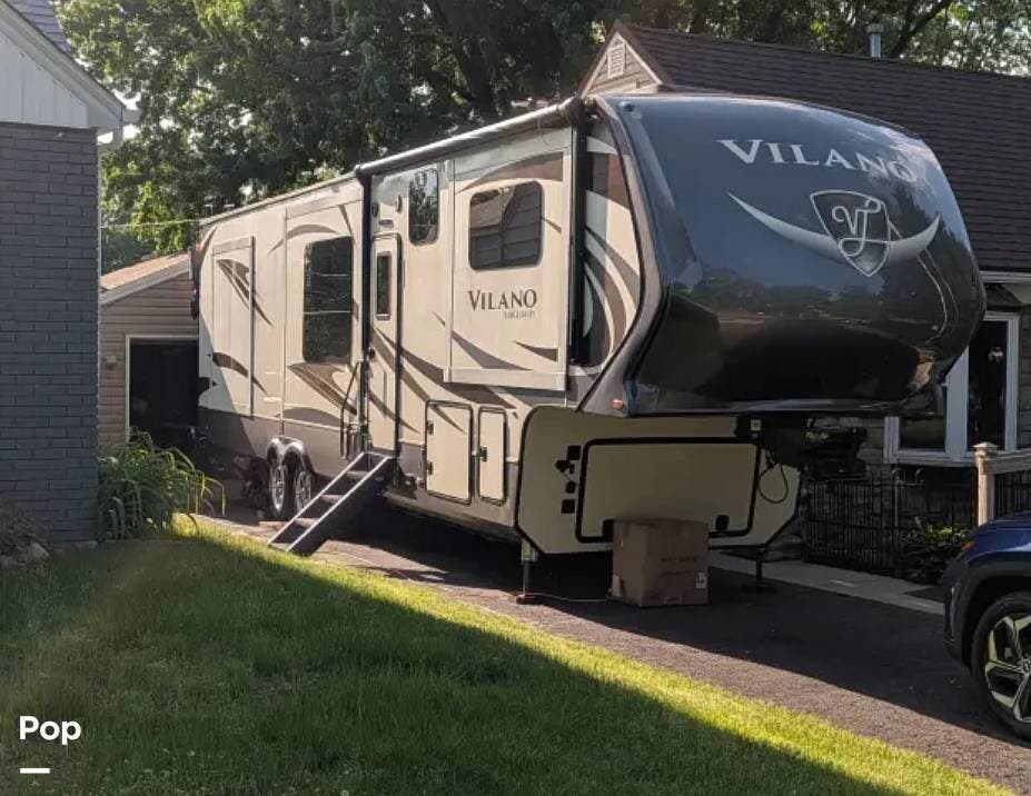 2019 Vanleigh Vilano 375FL - Used Fifth Wheel For Sale by Pop RVs in Saint Louis Park, Minnesota features Slideout