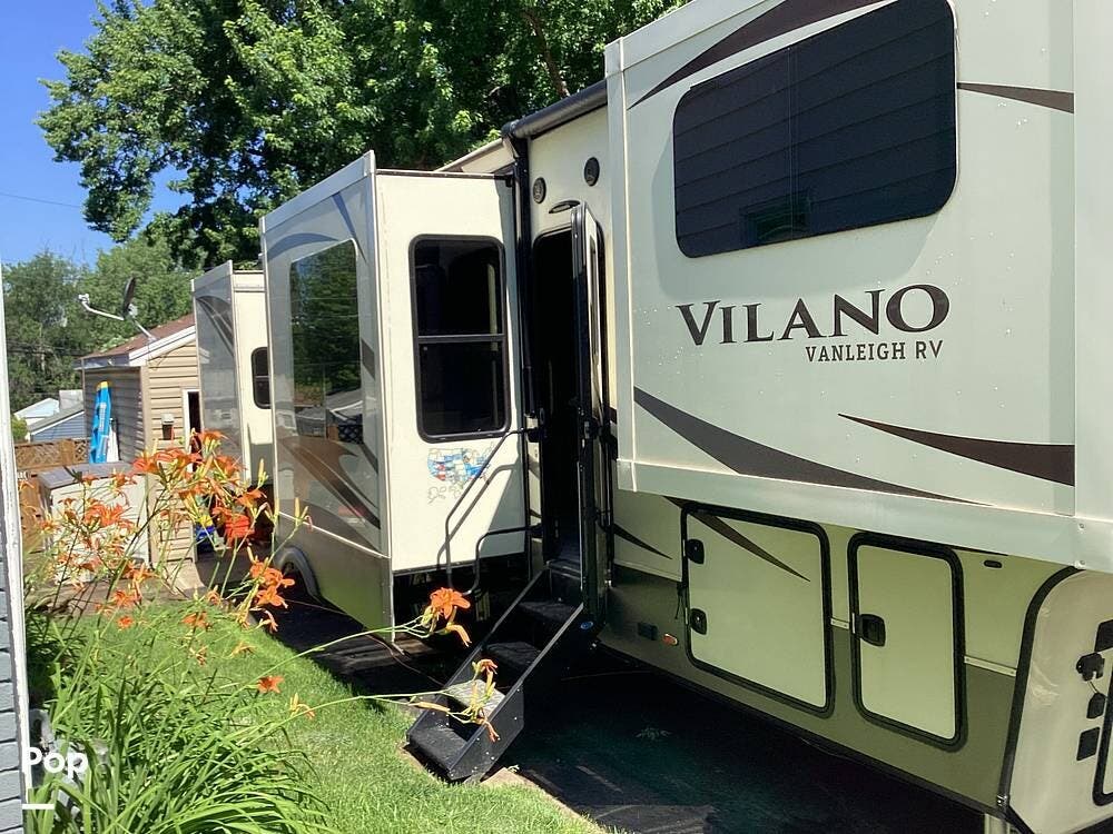 2019 Vanleigh Vilano 375FL - Used Fifth Wheel For Sale by Pop RVs in Saint Louis Park, Minnesota features Awning, Air Conditioning, Slideout, Leveling Jacks
