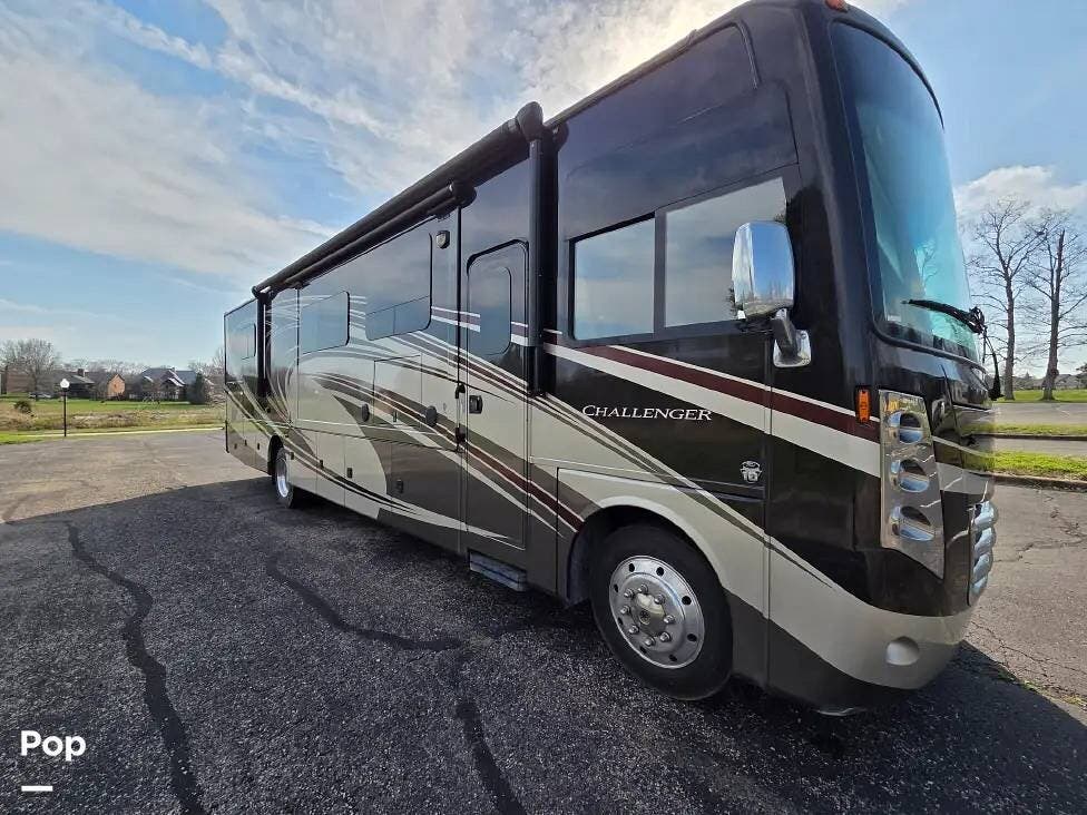 2015 Thor Motor Coach Challenger 37ND - Used Class A For Sale by Pop RVs in Louisville, Kentucky features Slideout