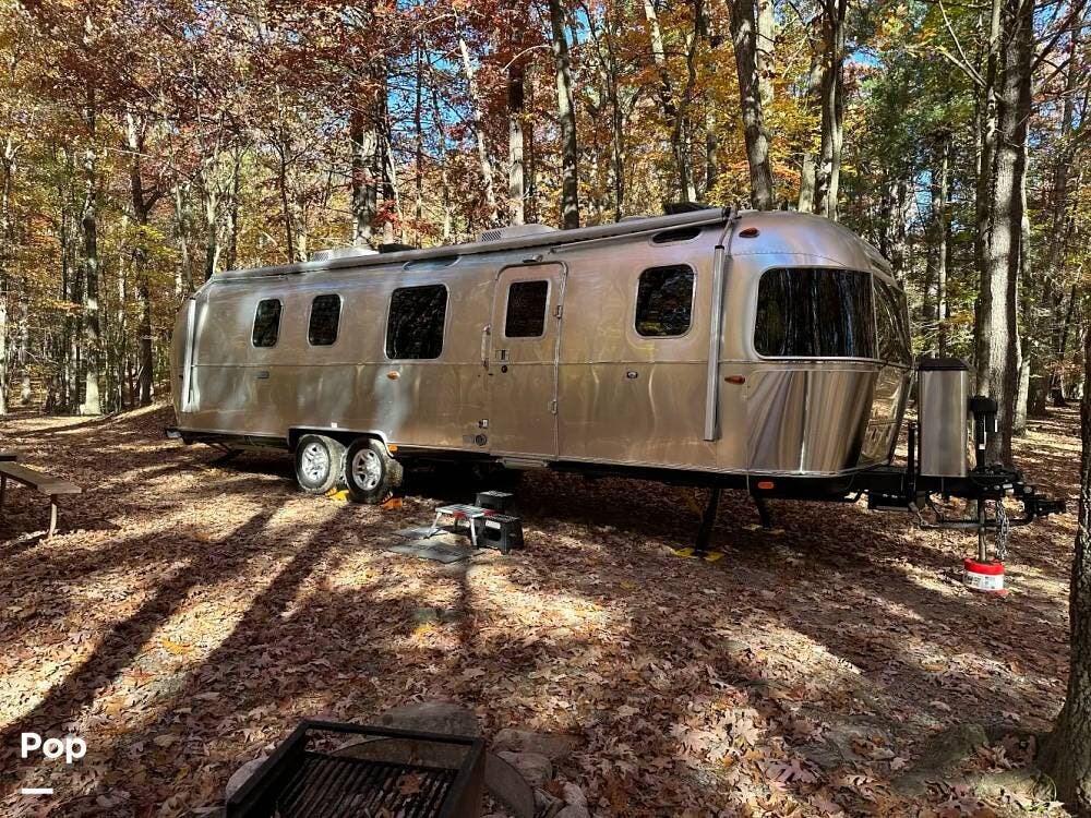 2023 Airstream Classic 33FBQ - Used Travel Trailer For Sale by Pop RVs in Honey Brook, Pennsylvania