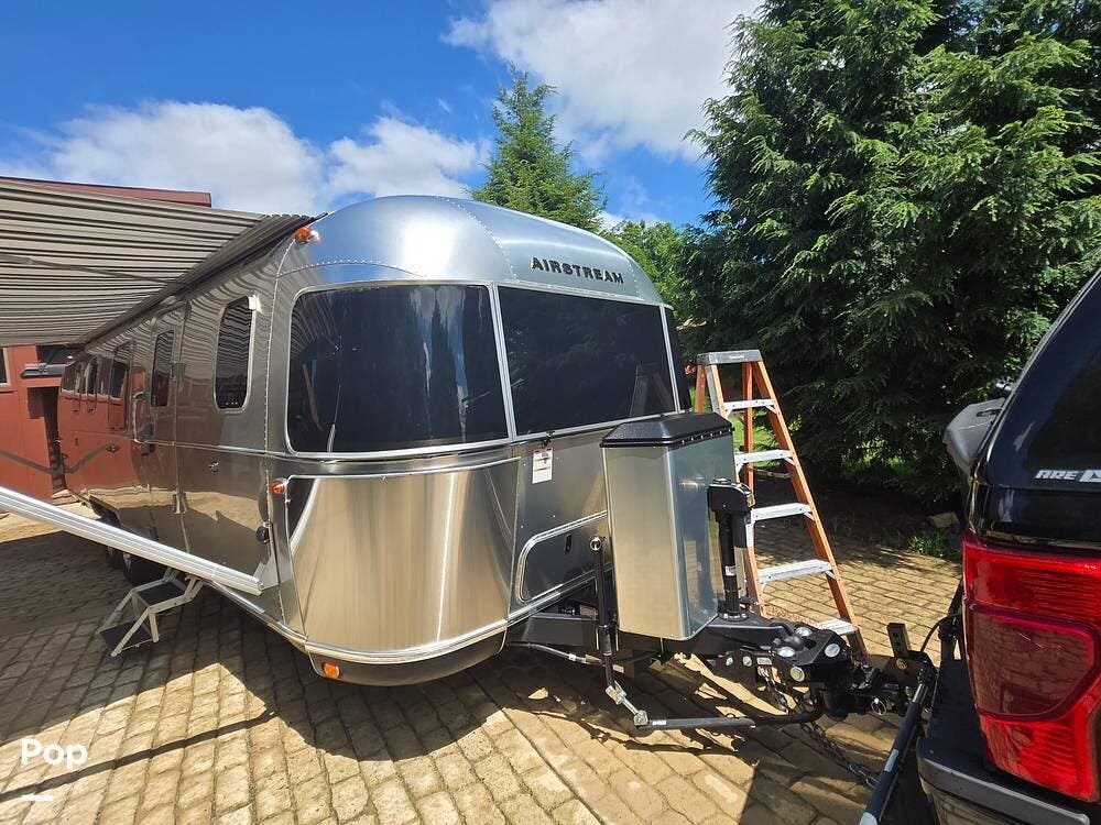 2023 Airstream Classic 33FBQ - Used Travel Trailer For Sale by Pop RVs in Honey Brook, Pennsylvania features Leveling Jacks, Awning, Air Conditioning