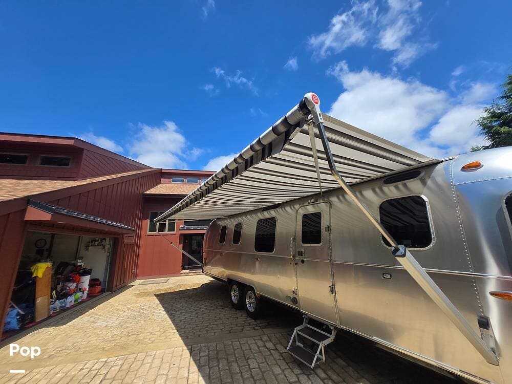 2023 Classic 33FBQ by Airstream from Pop RVs in Honey Brook, Pennsylvania