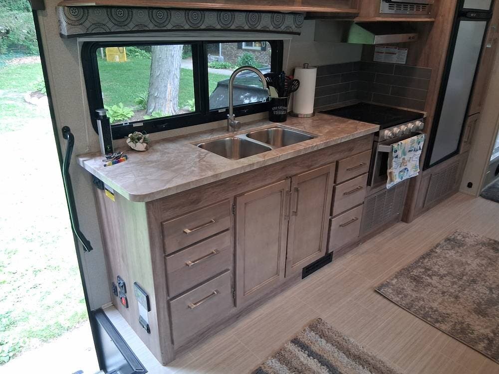 2020 Entegra Coach Odyssey 29V - Used Class C For Sale by Pop RVs in Ortonville, Michigan features Generator, Slideout, Leveling Jacks, Awning, Air Conditioning