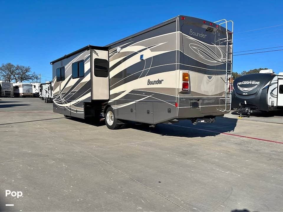 2015 Fleetwood Bounder 35K - Used Class A For Sale by Pop RVs in Des Arc, Arkansas features Slideout