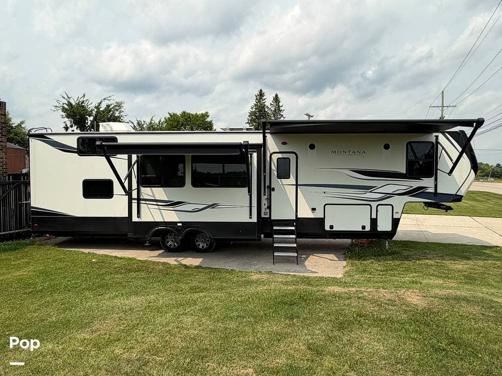 2023 Keystone Montana High Country 381TB - Used Fifth Wheel For Sale by Pop RVs in Chesterfield, Michigan features Slideout, Awning, Air Conditioning