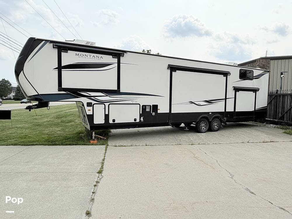 2023 Montana High Country 381TB by Keystone from Pop RVs in Chesterfield, Michigan
