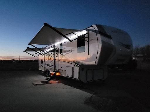 2022 Keystone Avalanche 390DS - Used Fifth Wheel For Sale by Pop RVs in Douglas, Wyoming features Slideout
