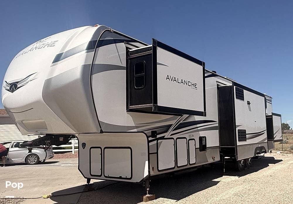 2022 Keystone Avalanche 390DS - Used Fifth Wheel For Sale by Pop RVs in Douglas, Wyoming features Leveling Jacks, Air Conditioning, Awning, Slideout