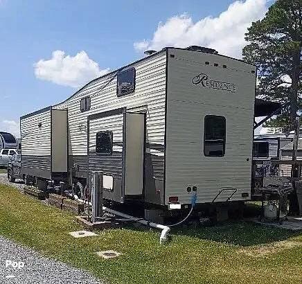 2019 Keystone Residence 40LOFT - Used Travel Trailer For Sale by Pop RVs in Biglerville, Pennsylvania features Slideout, Air Conditioning, Awning