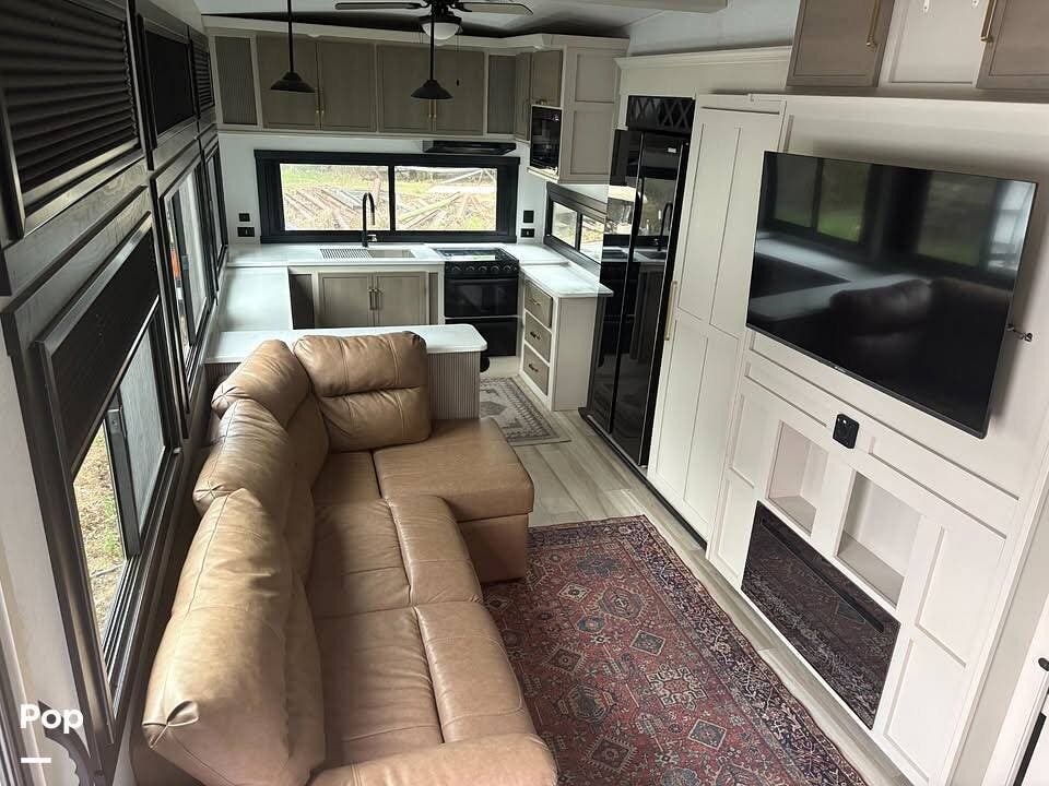 2025 Forest River Wildwood Heritage Glen 320 View - Used Fifth Wheel For Sale by Pop RVs in Lexington, Texas features Slideout