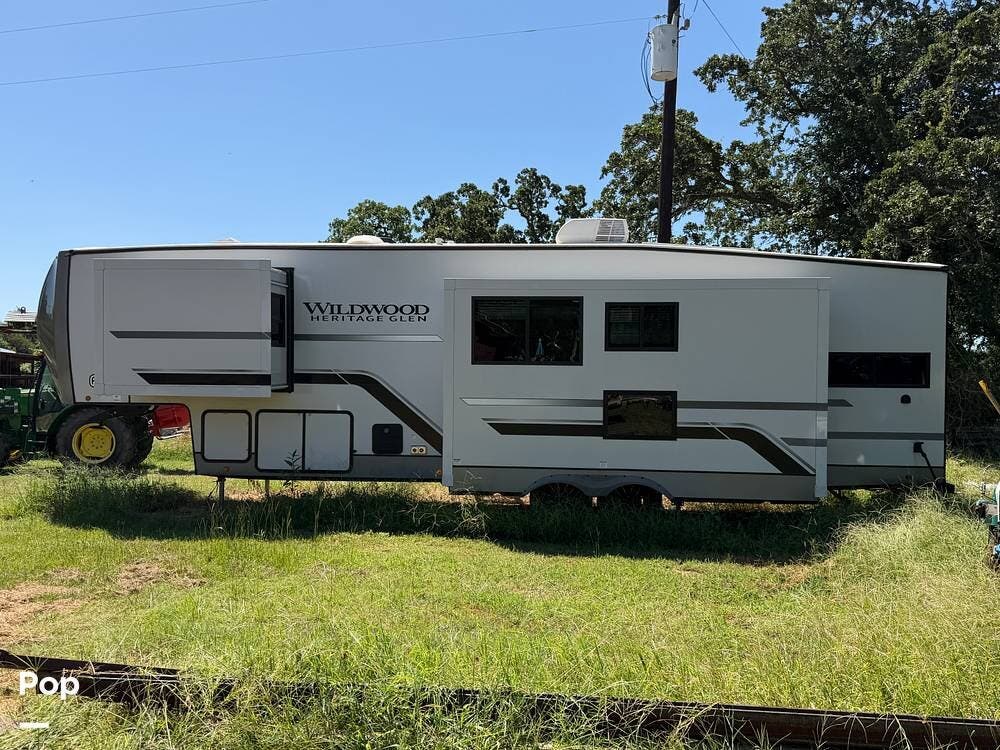 2025 Forest River Heritage Glen 320VIEW - Used Fifth Wheel For Sale by Pop RVs in Lexington, Texas features Slideout, Air Conditioning, Awning