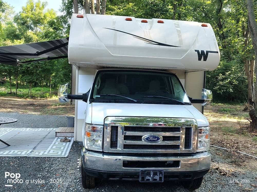 2020 Winnebago Minnie Winnie 31H - Used Class C For Sale by Pop RVs in Granger, Indiana features Leveling Jacks, Air Conditioning, Generator, Awning, Slideout
