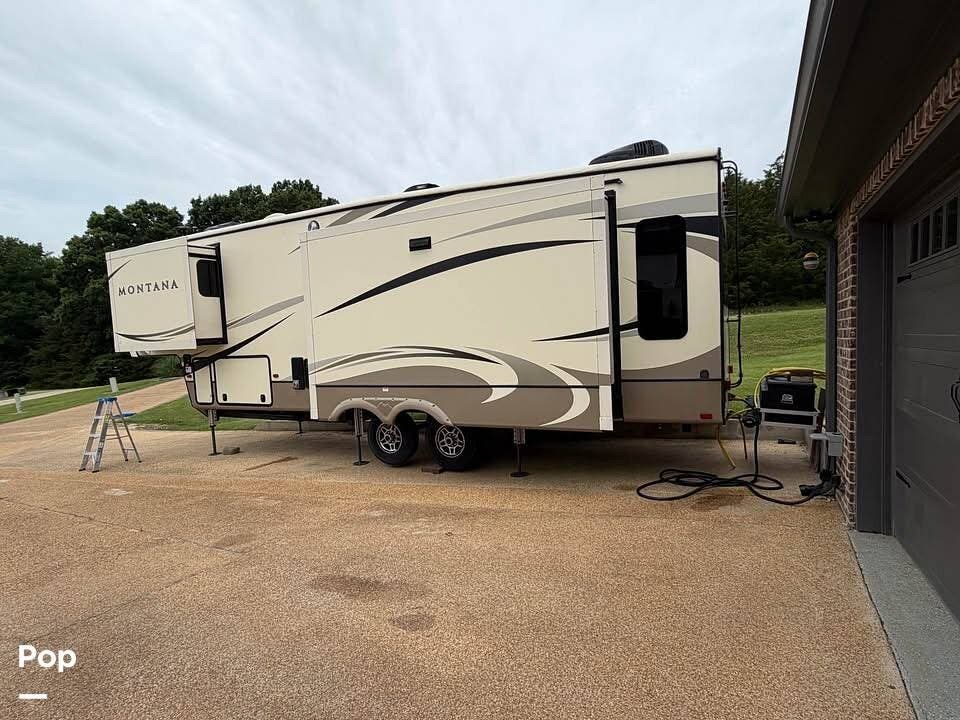 2018 Keystone Montana 3121RL - Used Fifth Wheel For Sale by Pop RVs in Starkville, Mississippi features Slideout