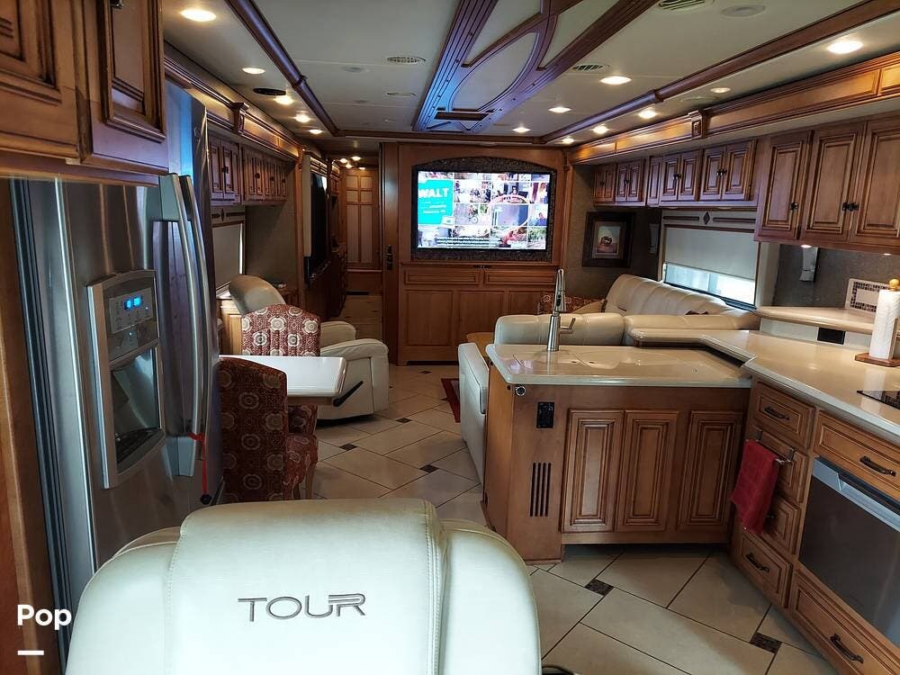 2013 Winnebago Tour 42GD - Used Diesel Pusher For Sale by Pop RVs in Pahrump, Nevada features Slideout