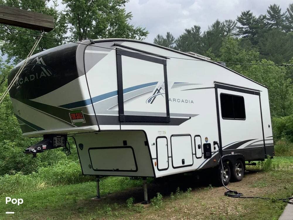 2024 Keystone Arcadia 246SLRK - Used Fifth Wheel For Sale by Pop RVs in Melrose, Wisconsin features Slideout, Air Conditioning, Awning