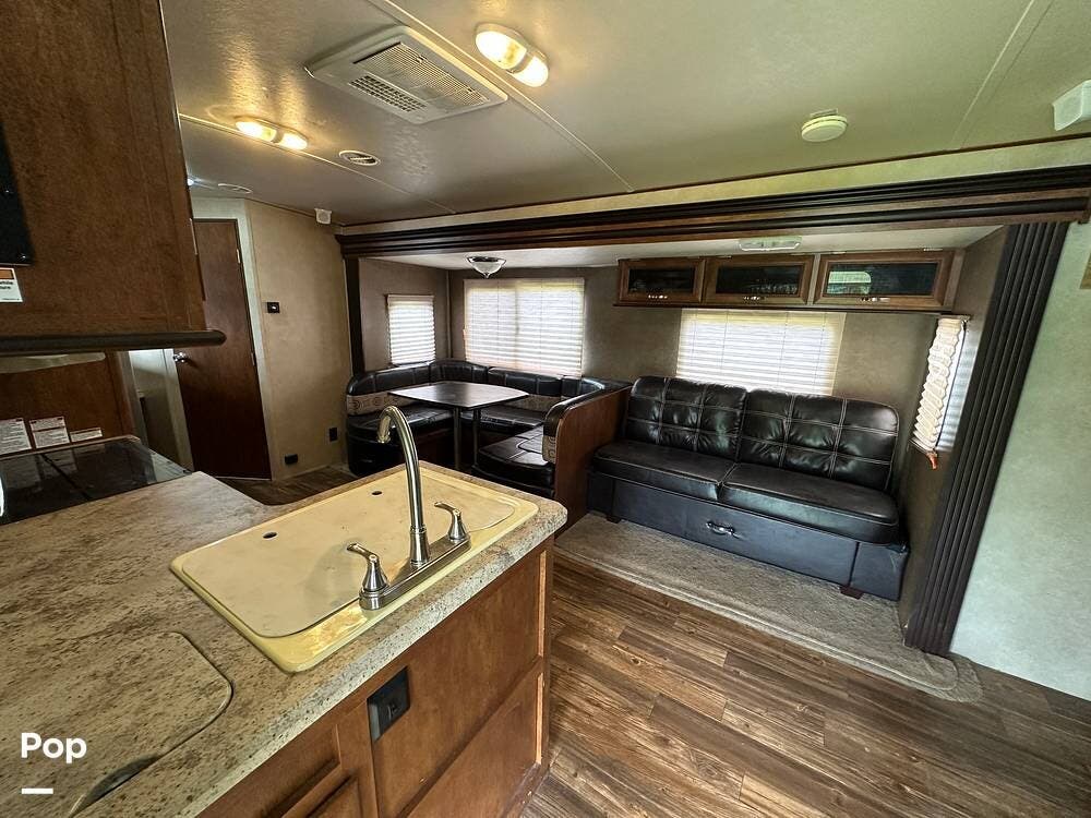 2016 Forest River Vibe 272BHS - Used Travel Trailer For Sale by Pop RVs in Lone Jack, Missouri features Leveling Jacks, Air Conditioning, Slideout, Awning